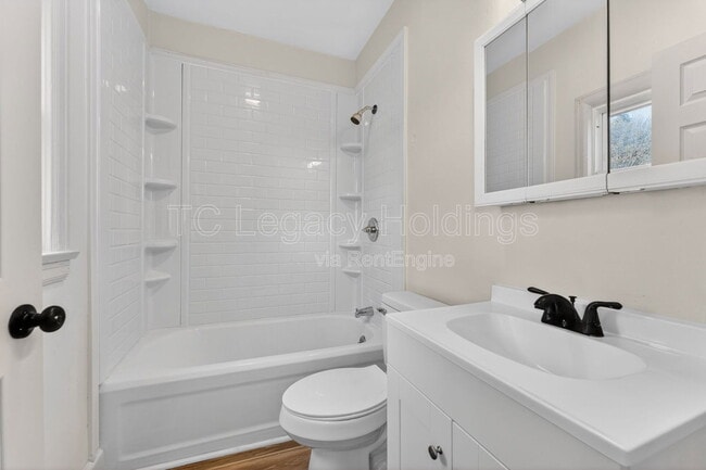 Building Photo - 604 1/2 Hart Street