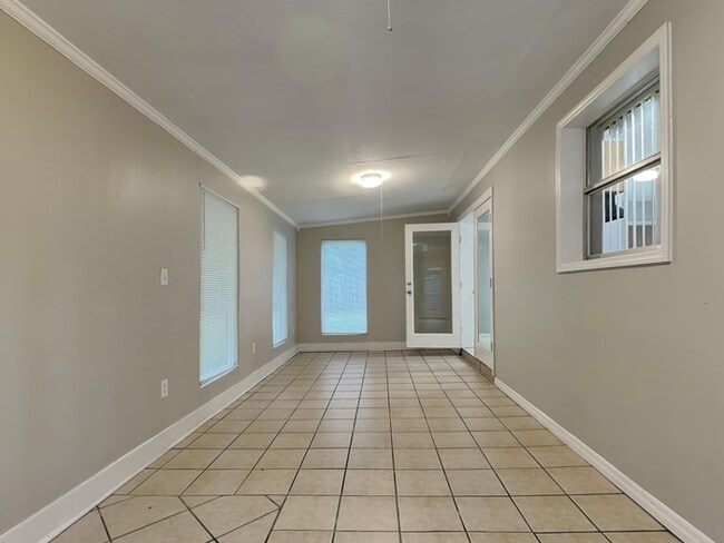 Building Photo - 6936 Clovis Rd