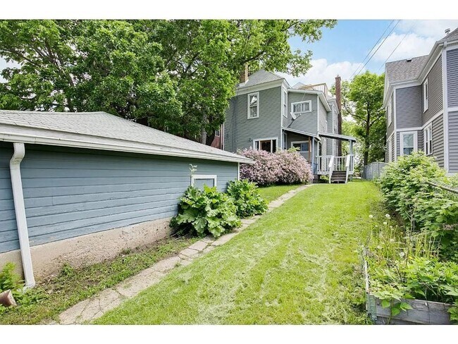 Building Photo - 2556 Dupont Ave S