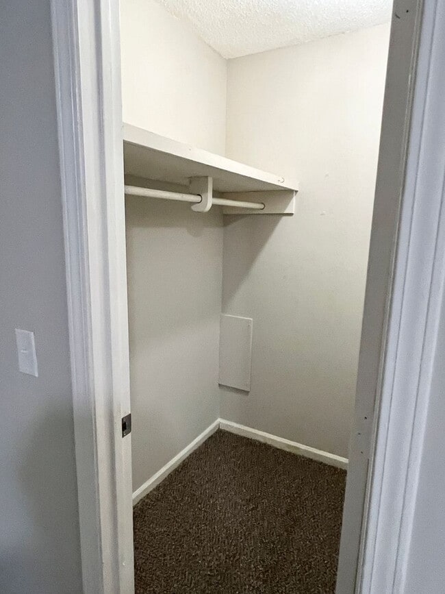 Building Photo - Cozy 1 Bedroom/1 Bath condo in Garden City...