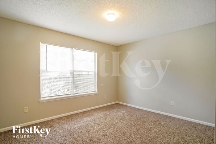 Building Photo - 489 MacKenzie Cir