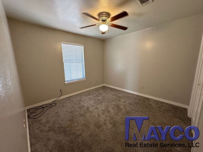 Building Photo - 2 bedroom duplex unit at Grand Oaks Apartments!