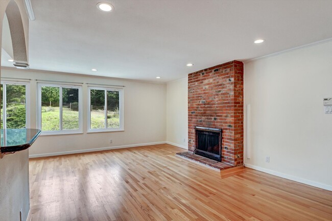 Building Photo - Spacious & Stylish Home in Pacifica’s Desirable Fairmont Neighborhood