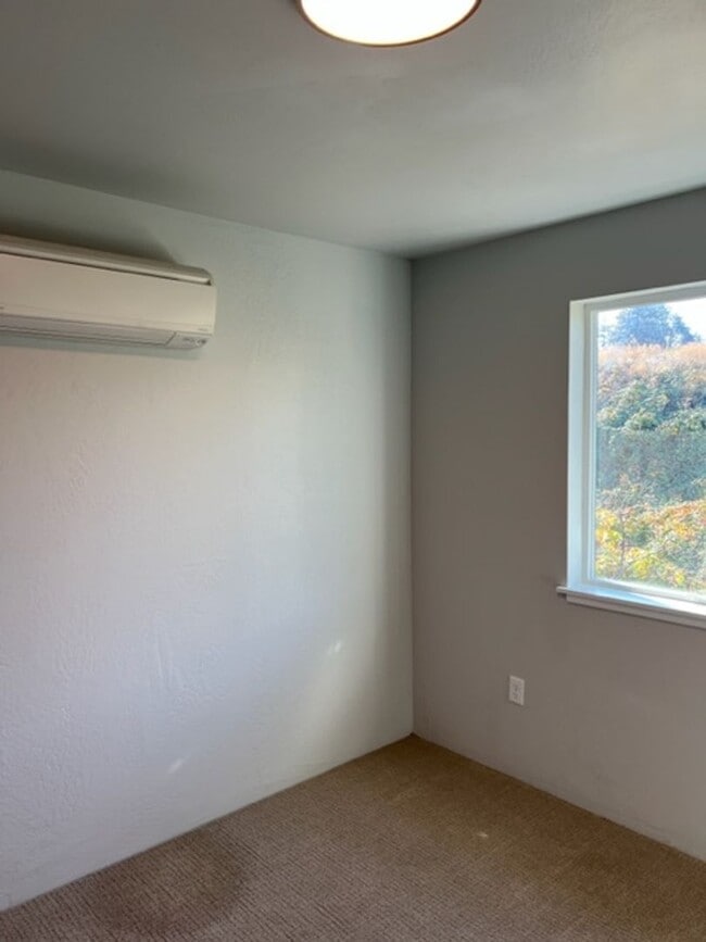 Building Photo - Newer and Updated Townhome in the Heart of...