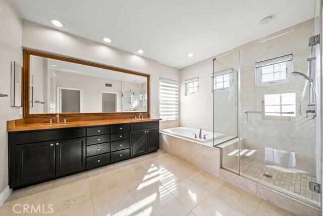 Building Photo - 6 Petria