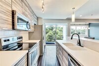 Building Photo - 604 N Bluff Dr