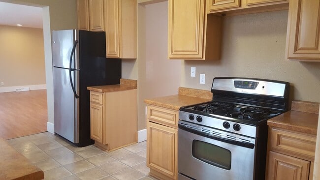 Building Photo - Great home, lots of space, fully updated, ...