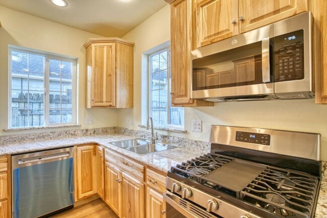 Building Photo - 126 2nd St