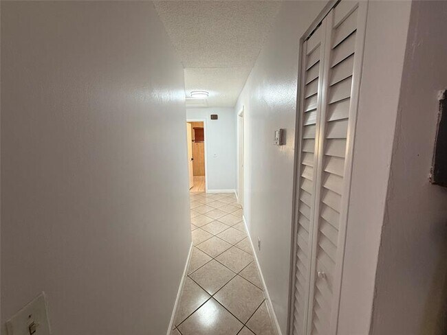 Building Photo - 2451 SW 86th Ave