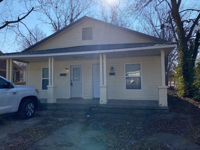 Building Photo - 817 W Matthews Ave