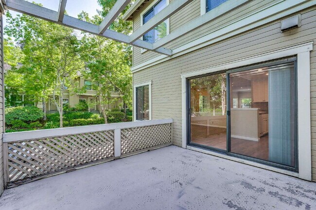Building Photo - Large, Bright Sunnyvale Townhome near Border of Mountain View