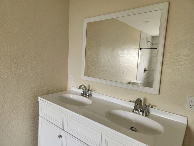 Building Photo - 3215 1st St SW