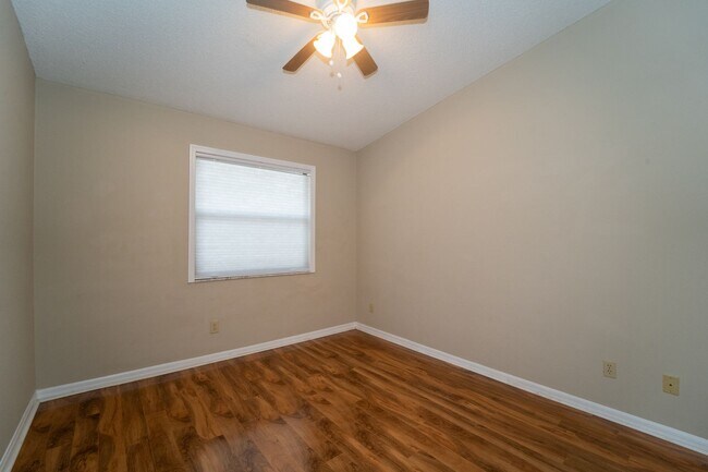 Building Photo - 2/2 Second Floor Apartment