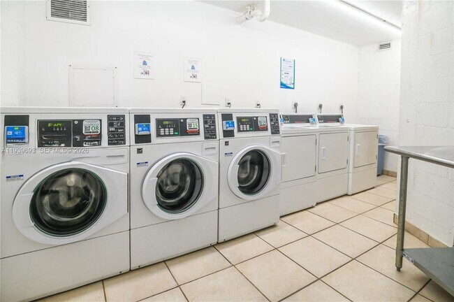 Building Photo - 800 Parkview Dr