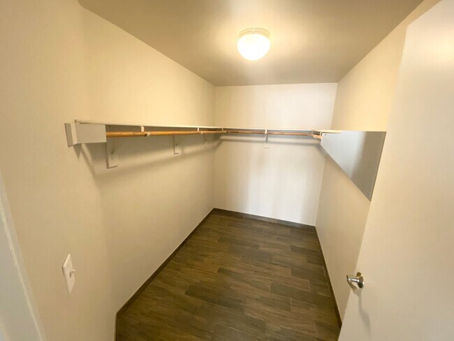 Building Photo - Gated Community Comfort – 2 Bed, 2 Bath Be...