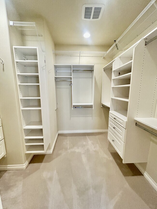 Building Photo - 560 E Maberry Dr