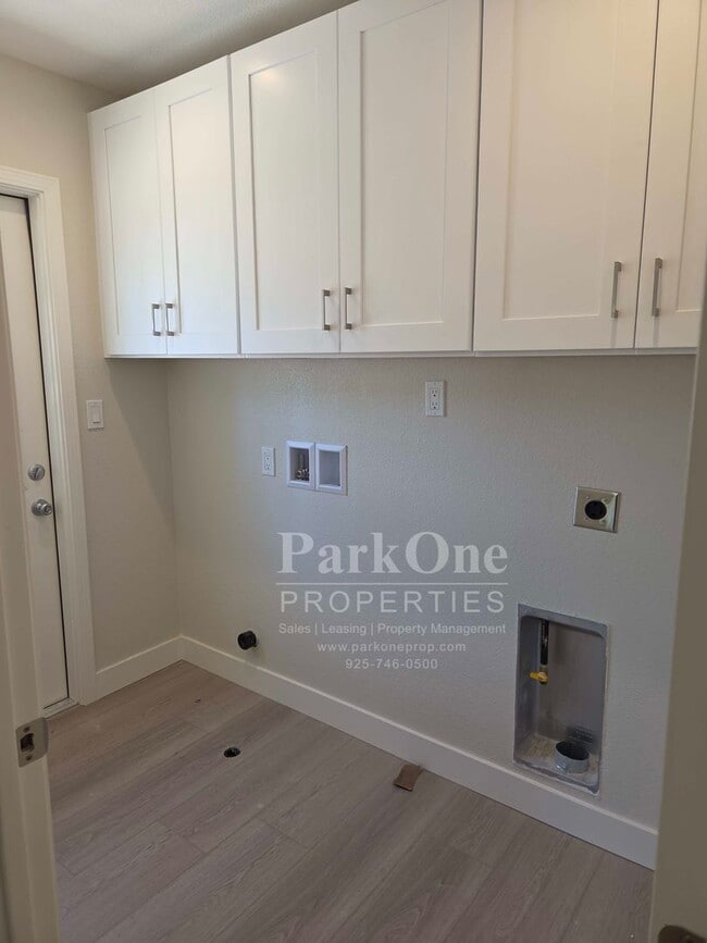 Building Photo - Super Cute and Updated Cottage near Downtown