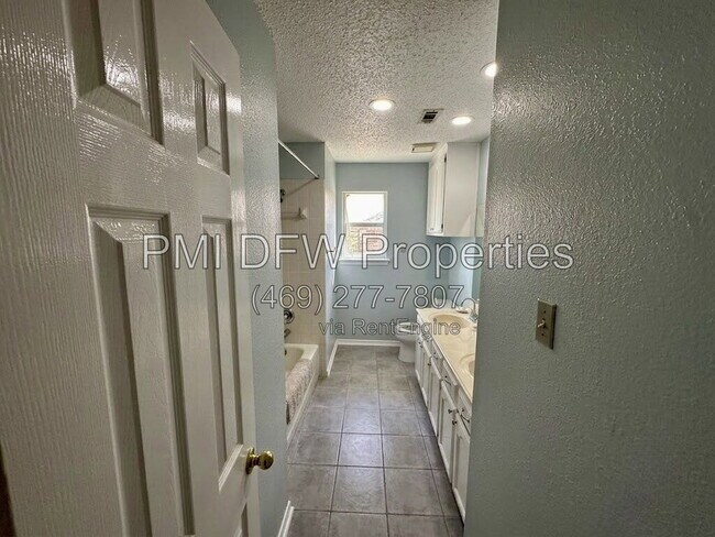 Building Photo - 2332 Boardwalk Dr