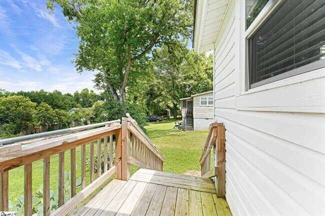 Building Photo - 2 Bed, 2 Bath Fully Renovated Home Available in Greenville