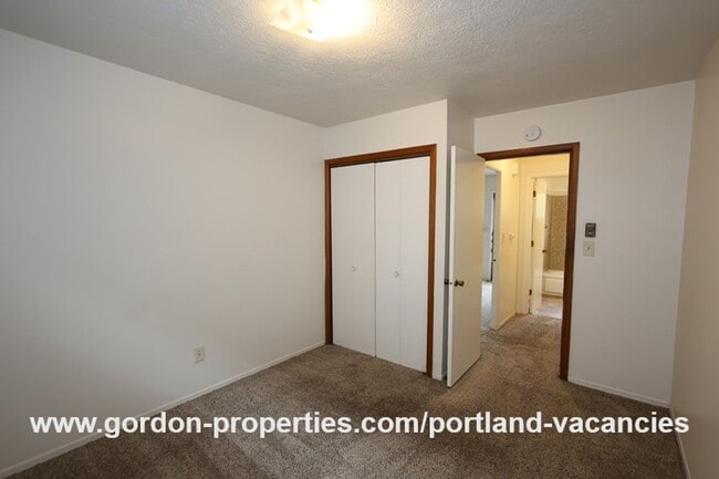 Building Photo - N Denver Ave - 1 bedroom apartment just of...