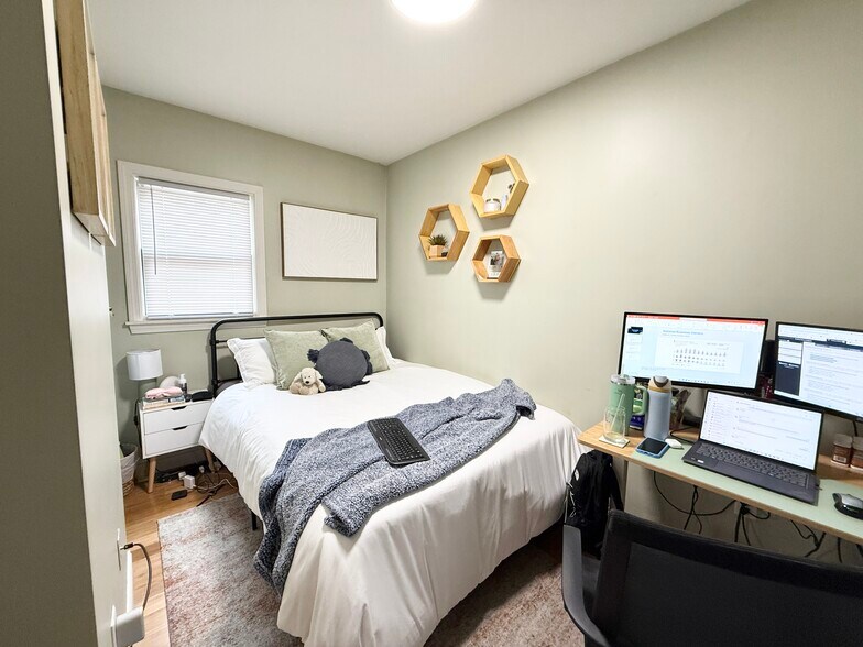 Building Photo - 195 W 3rd St