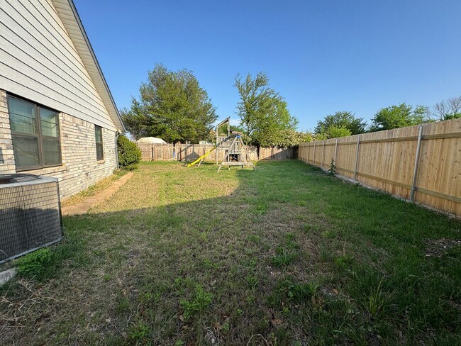 Building Photo - 807 Bass Cir