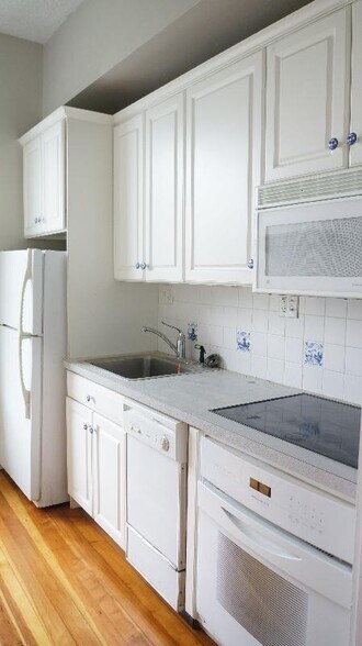 Building Photo - 554 E 4th St