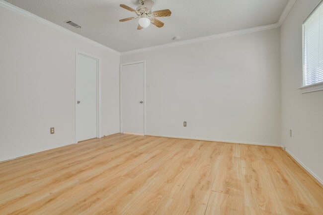 Building Photo - 9805 Briar Ridge Dr