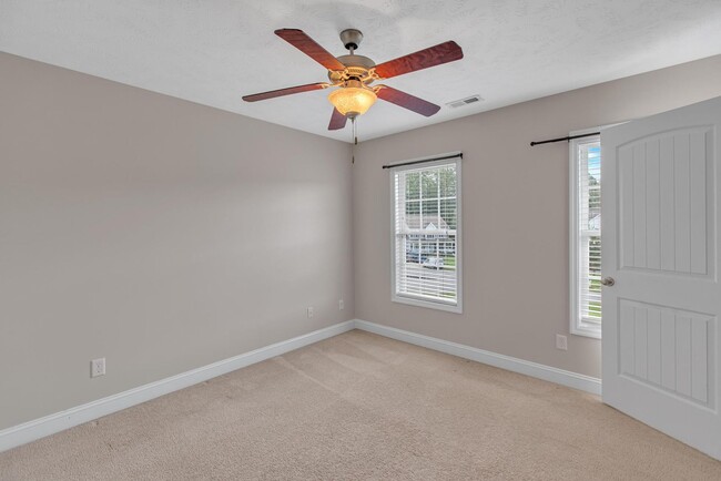 Building Photo - Large 3 bedroom with BONUS room!