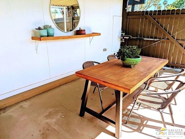 Building Photo - 20 Vía Valverde