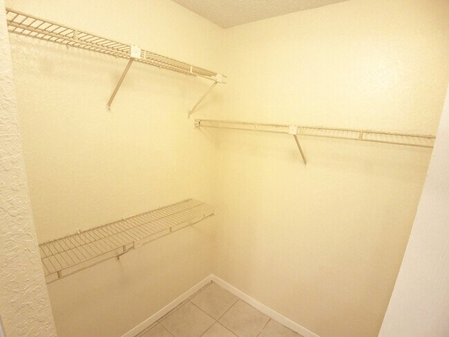 Building Photo - Beautiful  Remodeled First Floor 2/2 Condo...
