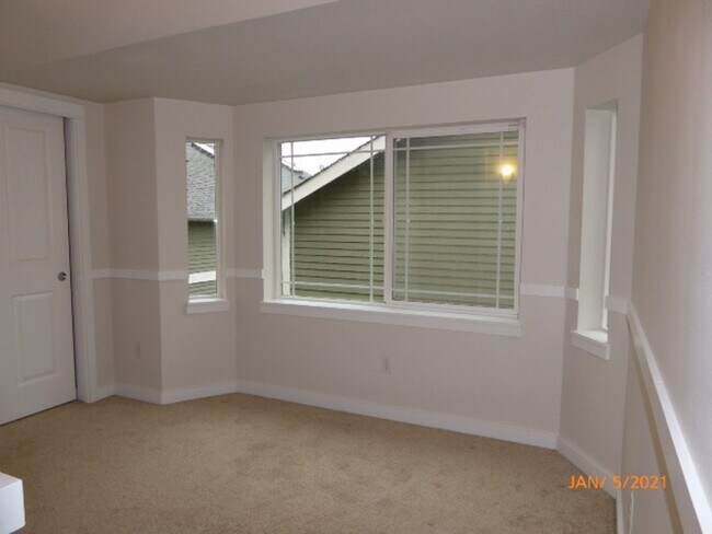 Building Photo - Beautiful 3 Bed 2.5 Bath Townhome in Roosevelt, Seattle