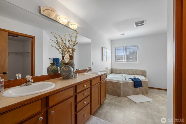 Building Photo - 4 Bed + Bonus Room, 2.5 Bath Home in Coyot...