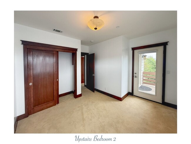 Building Photo - Pet friendly three-story townhouse-style c...