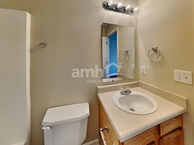 Building Photo - 1685 Willowview Ln