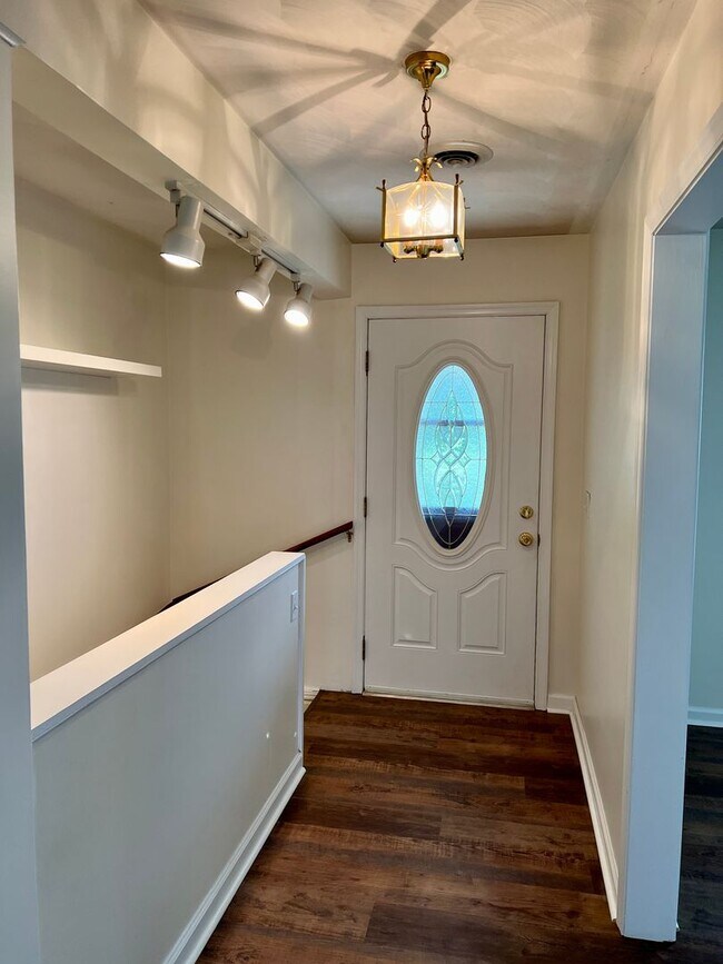 Building Photo - Large home in convent Blacksburg location