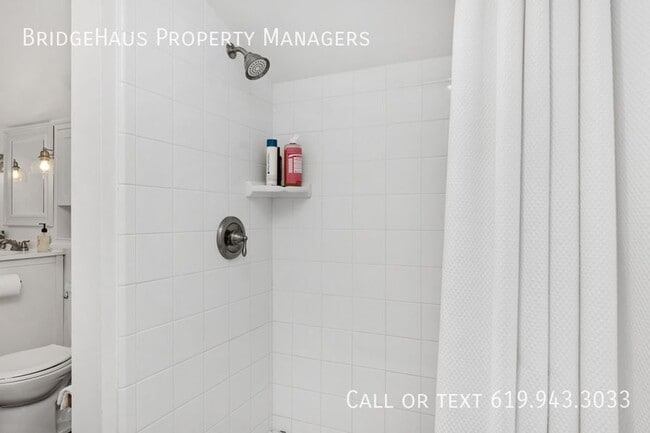 Building Photo - 1004 St Albans Pl