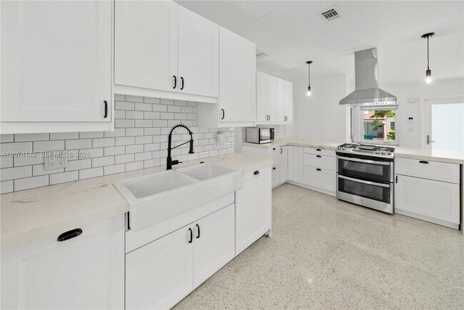 Building Photo - 3130 SW 27th Terrace