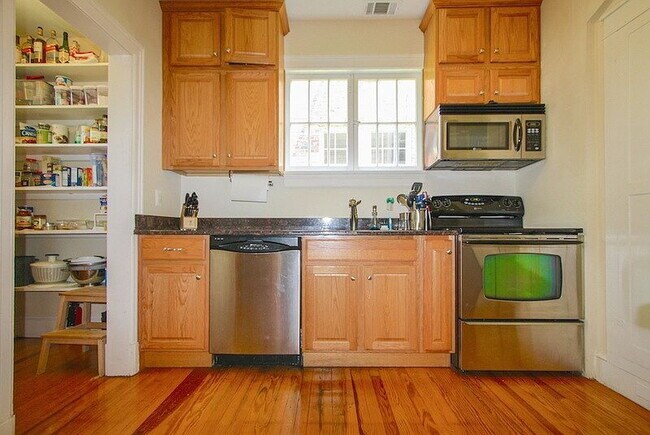 Building Photo - 3-Bed in the Heart of Washington, D.C. – Spacious 1996 Sq Ft with 2 Full Baths!"