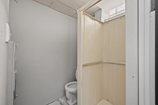 Building Photo - Beautiful 3 Bedroom House in Carrick Available May 1!