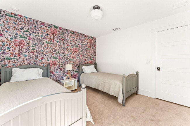 Building Photo - Experience Elegance and Comfort: Spacious ...