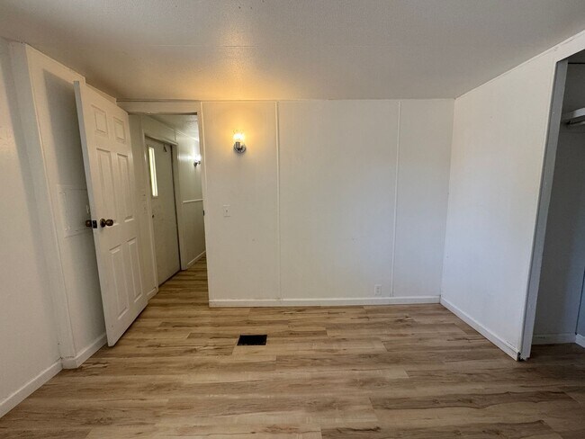 Building Photo - 2BR Mobile Unfurnished recent remodel/Refr...