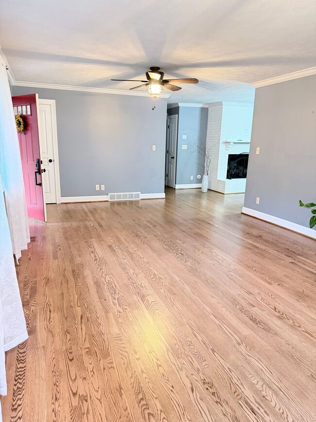 Building Photo - Beautiful brick, ranch home in the Enka School district. 3 bedrooms, 2 bathrooms!