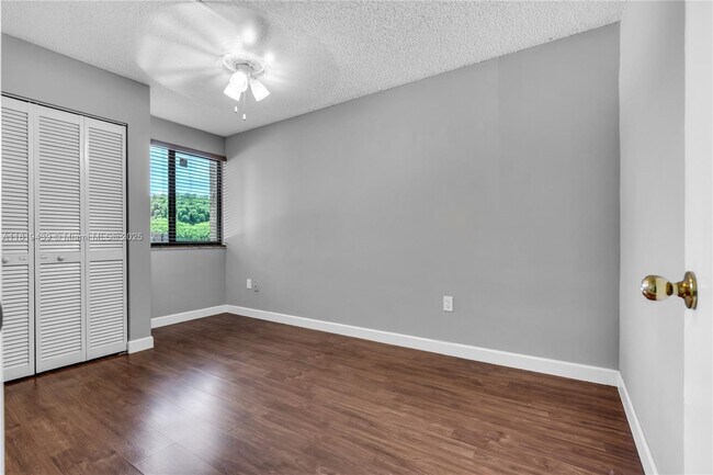 Building Photo - 341 W Park Dr