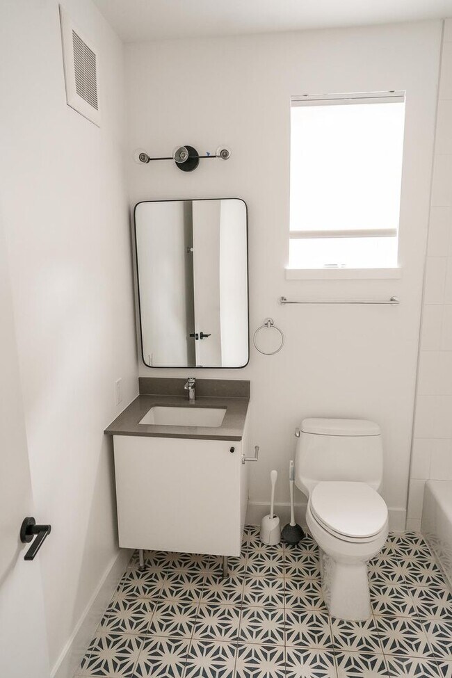 Building Photo - Modern East Austin 2/2 Condo Available Now!