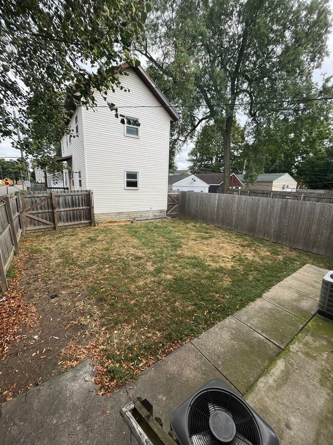 Building Photo - 360-362 E Hinman Avenue