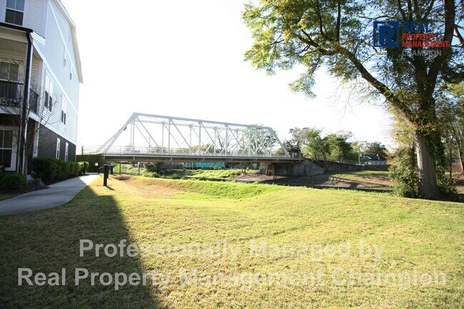 Building Photo - Bright & Open End Unit Townhome