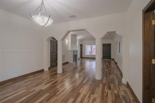 Building Photo - 3722 Royal Palm Ave