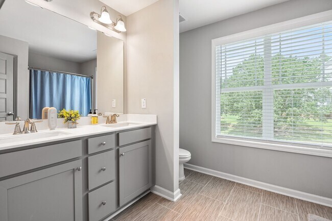 Building Photo - Modern 4 Bedroom Home in Quiet Clayton Nei...