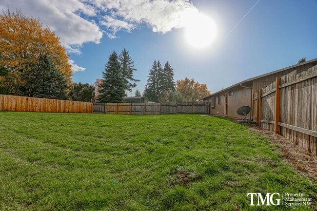 Building Photo - Charming Duplex with Garage Near the Washo...